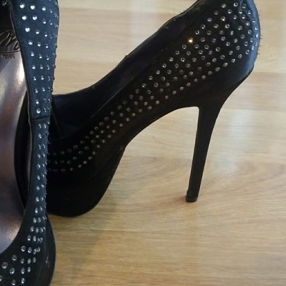 Heels - Picture 2 of 3
